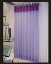 Cortina em tecido Lil�s com detalhe Beringela no Ilh�s