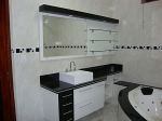 banheiro preto e branco com prateleiras em blindex 0,10