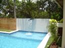 Piscina com cascata de parede