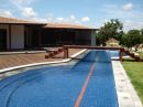 Piscina com raia e ponte